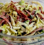 салат с капустой, огурцом и колбасой