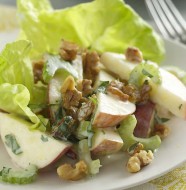 Вальдорфский куриный салат с яблоками и сельдереем