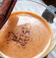 молочный-напиток-с-карамелью-медом-и-корицей
