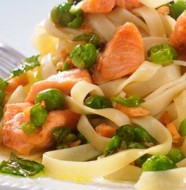 паста-с-лососем-и-горошком-в-мятном-соусе