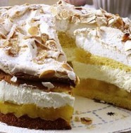 яблочный-пирог-со--взбитыми-сливками-и-безе